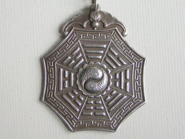 Amulet with the Eight Trigrams and a Bat – (9209)